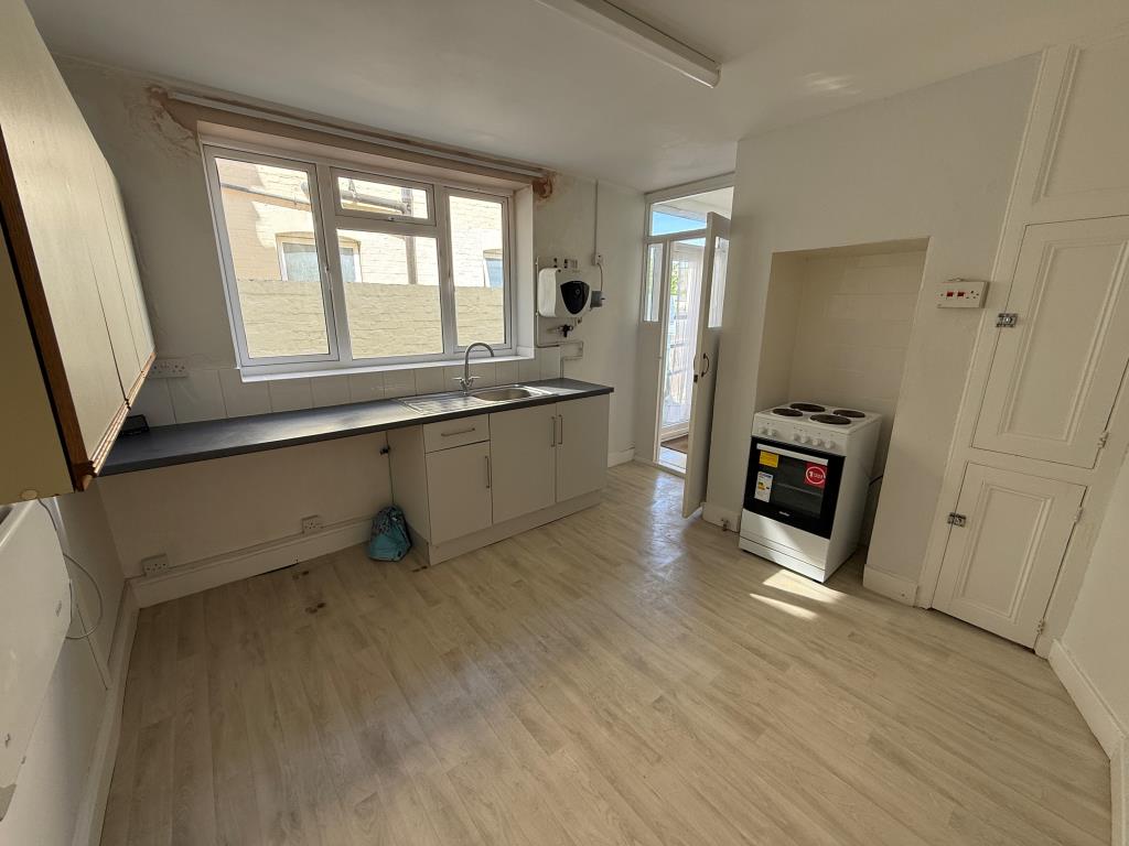 Lot: 34 - PAIR OF VACANT FLATS - Flat 1 kitchen